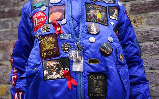 Parches de la banda de rock británica Queen en la campera de un fan frente a la casa del difunto Freddie Mercury