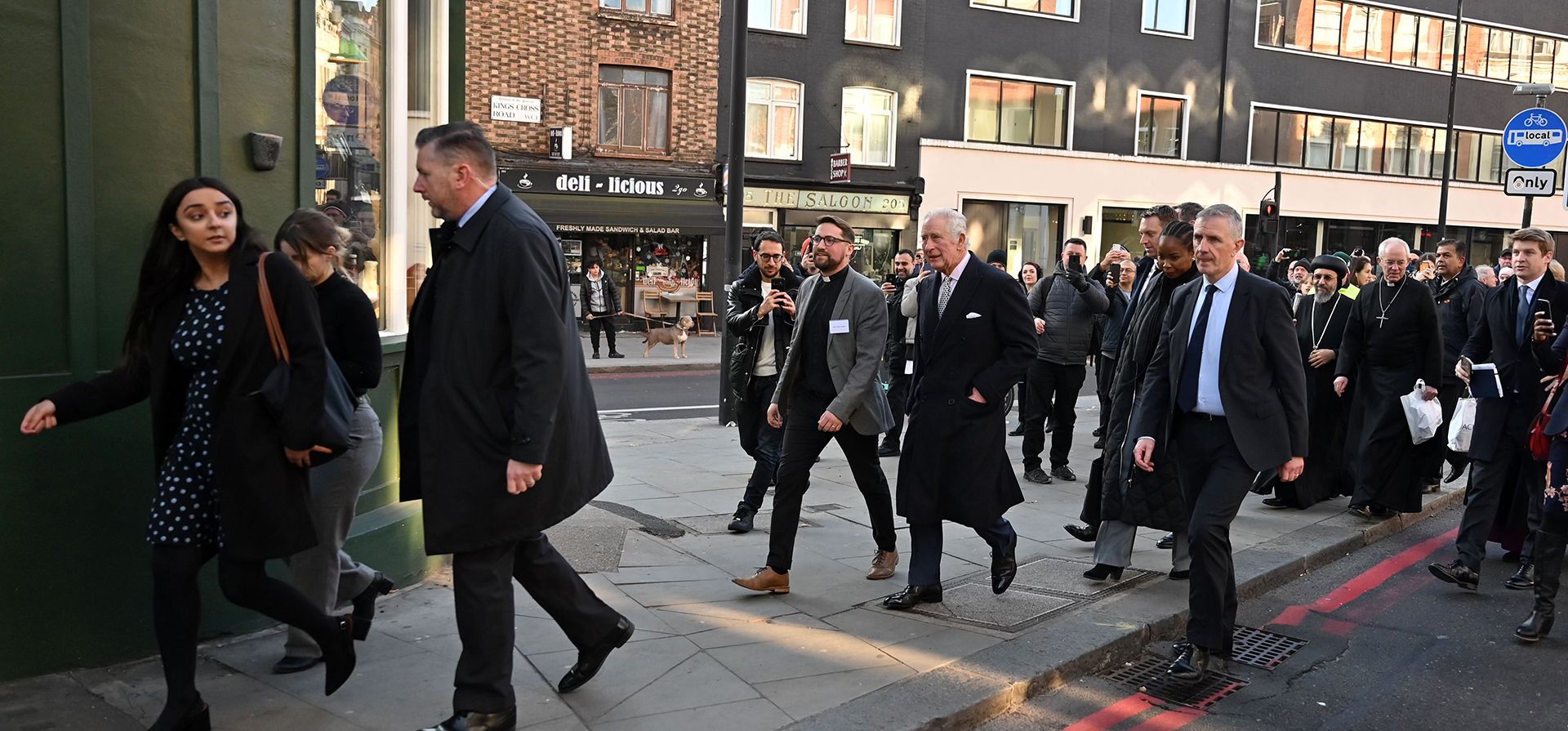 El rey Carlos III de Gran Bretaña, camina para asistir a un servicio de Adviento en la Iglesia de la Fraternidad Cristiana de Etiopía, en Londres, el jueves 8 de diciembre de 2022. (Justin Tallis/Pool vía AP)