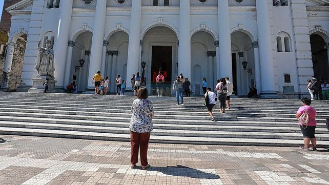 Paranaenses realizan el recorrido de las Siete Iglesias de un modo especial