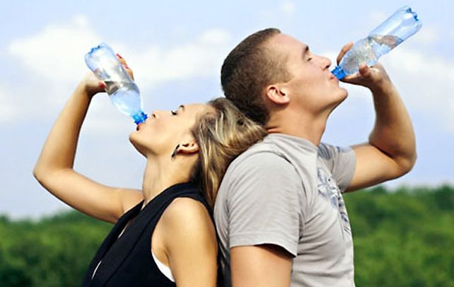 Tomátelo con agua. Los expertos revelan que la ingesta de agua aumenta las sensaciones positivas de felicidad.