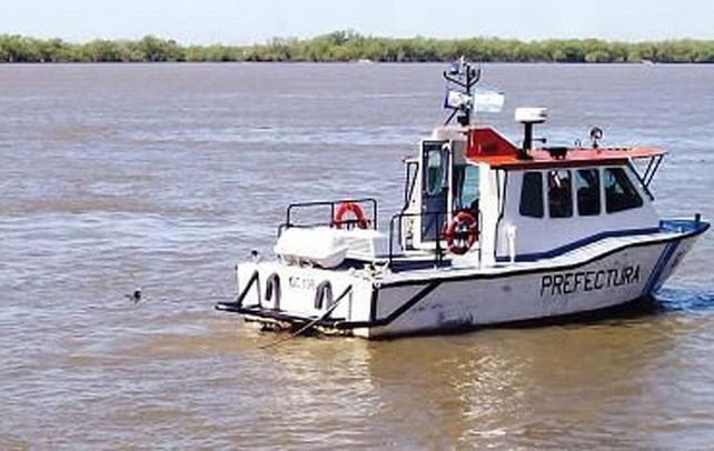 Patrullaje. Agentes de Prefectura hallaron el cuerpo flotando en el río.