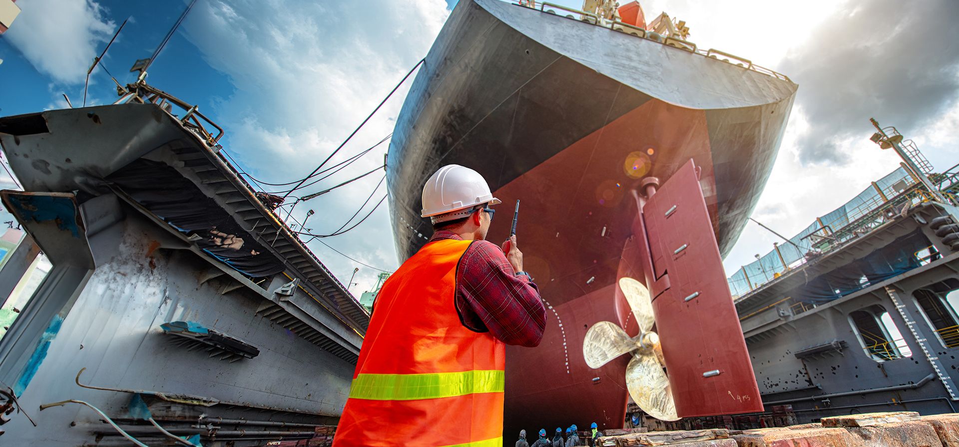 Un controlador de puerto al mando del control de seguridad durante la operación del barco en el puerto de Bruselas. Foto: AP Un controlador de puerto al mando del control de seguridad durante la operación del barco en el puerto de Bruselas. Foto: AP