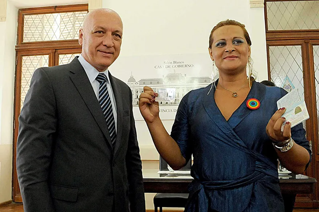Alejandra Ironici recibió su DNI de manos del gobernador santafesino Antonio Bonfatti. (Gentileza Diario El Litoral de Santa Fe)
