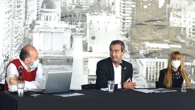 El intendente Javkin y el secretario de Salud este viernes en el Galpón 11.&nbsp;