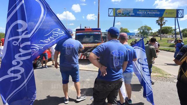 El piloto bicampeón del TC en San Juan fue bienvenido en su ciudad este lunes por decenas de fanáticos