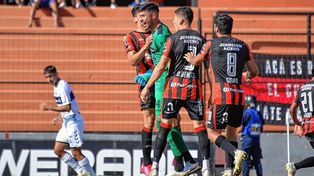El joven arquero de Patronato, Mansilla, atajó un penal.