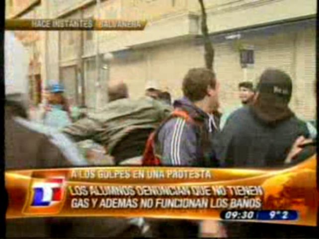 Estudiantes agreden a un hombre que se quej&oacute; por un corte de tr&aacute;nsito