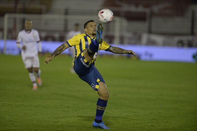 Central cayó por dos penales con Huracán que jugó media hora con diez