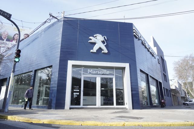 La esquina de calle Córdoba y Rio de Janeiro donde se comercializa Peugeot.