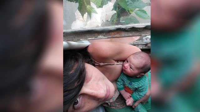 Río y su mamá observando desde la ventana de su casa el florecimiento del juvenil