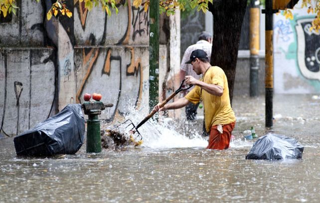 Un intenso temporal en Buenos Aires dejó inundaciones en varios barrios y al menos ocho muertos.