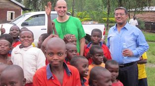 Le cambiaron la valija, le sembraron 40 kilos de cocaína y terminó preso por narcotráfico en Uganda