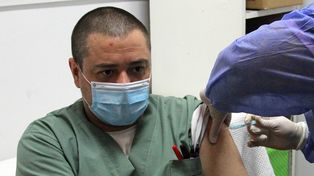 El coordinador de Terapia Intensiva, Carlos Zucchella, fue el primero en recibir la Sputnik V.