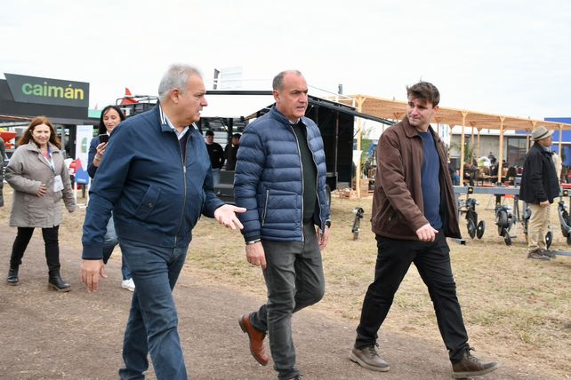 El diputado Pablo Farías también estuvo recorriendo los espacios de la muestra.
