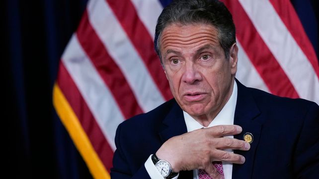 Frente a las denuncias de acoso sexual, el gobernador de Nueva York se aferra a su cargo