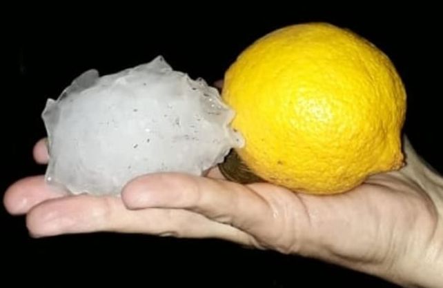 Imágenes de las piedras que cayeron en Rufino.&nbsp;