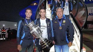 Scaloni, Di María y Tapia con la Copa. La Selección Argentina ya está en el país.