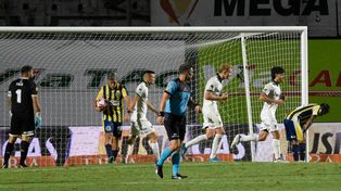 Pelotazo en contra. Sarmiento celebra uno de sus goles en el arco defendido por Fatura Broun.