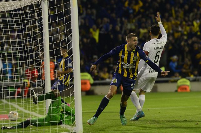 Agustín Módica festeja uno de los dos goles que le hizo en Central contra Caracas en la Copa Libertadores 2024.