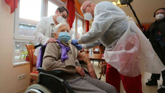 Edith Kwoizalla, de 101 años, una de las primeras europeas en recibir la dosis.