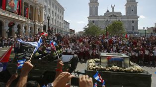 Las cenizas de Fidel Castro atravesaron Cuba y ayer llegaron a su destino final, Santiago, cuna de la revolución, donde una multitud fervorosa le ofreció el último homenaje antes de su entierro hoy.