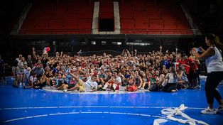 Aquí están, estos son. Tiro Suizo y toda su gente, felices en el cubierto de Newells tras vencer a Unión Americana y volver a la primera del futsal rosarino.