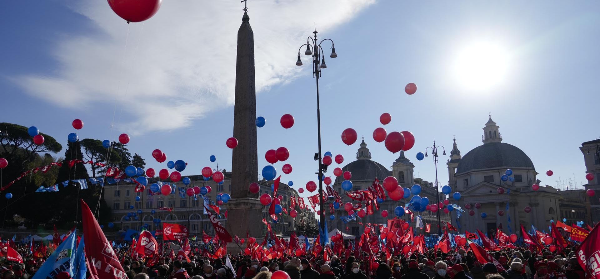 Miles de personas se reúnen en la céntrica Piazza del Popolo de Roma durante una huelga nacional convocada por los principales sindicatos para protestar contra la ley presupuestaria propuesta por el gobierno, el jueves 16 de diciembre de 2021. Foto: AP