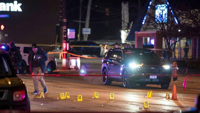 La policía y los forenses trabajan en la escena de un tiroteo en Chicago, una de las ciudades más violentas de los EEUU y donde ocurrió el caso que cuestionó el sistema ShotSpotter.