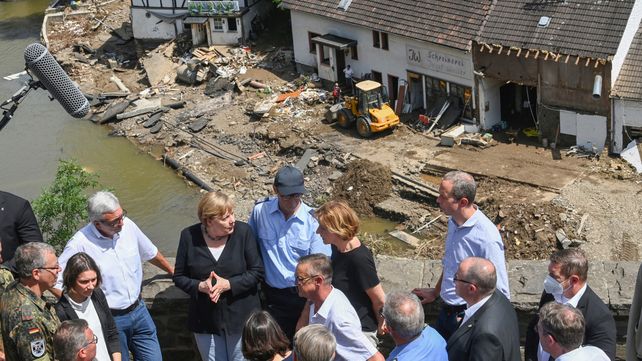 Merkel recorrió las áreas afectadas por las inundaciones que dejaron al menos 191 muertos en Europa