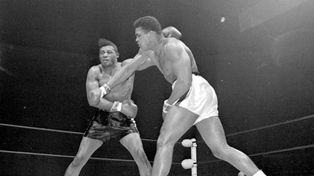 Alí, en uno de sus combates memorables. Aquí impone lo suyo ante Floyd Patterson, por el título de los pesos pesados en Las Vegas.