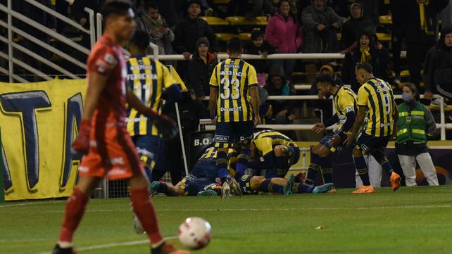 De festejo. Los futbolistas canallas celebran el tanto de Buonanotte
