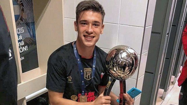 Guillermo Gozalvez es otro juvenil que vuelve al plantel profesional de Colón y viajaría a Buenos Aires.