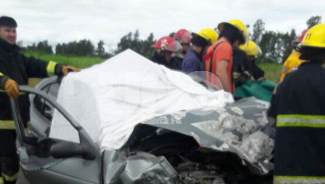 Dos personas murieron en un choque entre un auto y una camioneta en Tacuarendí