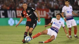 El caudillo. Cristian Lema se mostró firme en el fondo y dio seguridad.