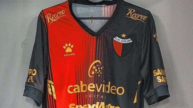 Colón luce su nueva camiseta ante Huracán