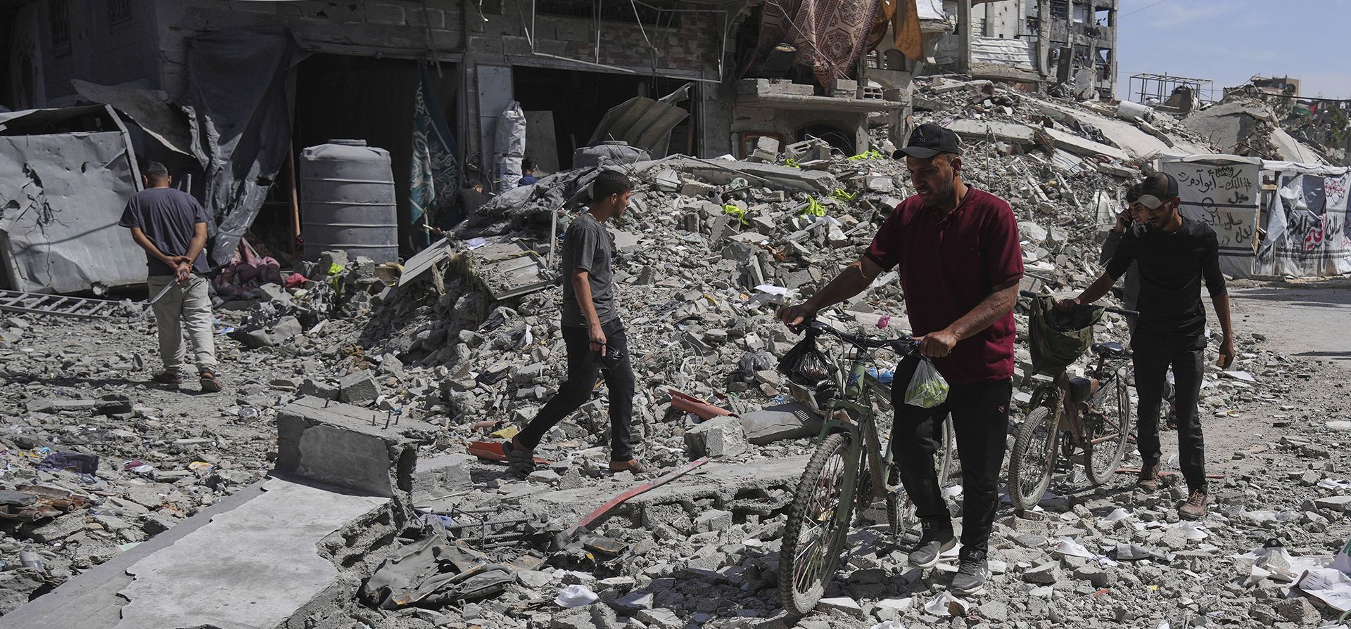 Palestinos caminan entre escombros junto a una clínica destruida por los ataques aéreos israelíes en Jabalia, en el norte de la Franja de Gaza, el jueves 15 de mayo de 2025. (Foto AP/Jehad Alshrafi) Palestinos caminan entre escombros junto a una clínica destruida por los ataques aéreos israelíes en Jabalia, en el norte de la Franja de Gaza, el jueves 15 de mayo de 2025. (Foto AP/Jehad Alshrafi)