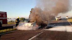 El vehículo se incendió por completo tras chocar contra el ómnibus de la empresa Ríos Uruguay. El vehículo se incendió por completo tras chocar contra el ómnibus de la empresa Ríos Uruguay.