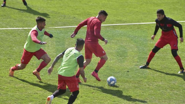 Cambios táctico. Damián Lemos ingresa en el mediocampo después de cuatro jornadas.&nbsp;