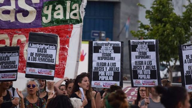 Cientos de mujeres se concentraron en Paraná para criticar a la justicia patriarcal y decir: Basta de femicidios