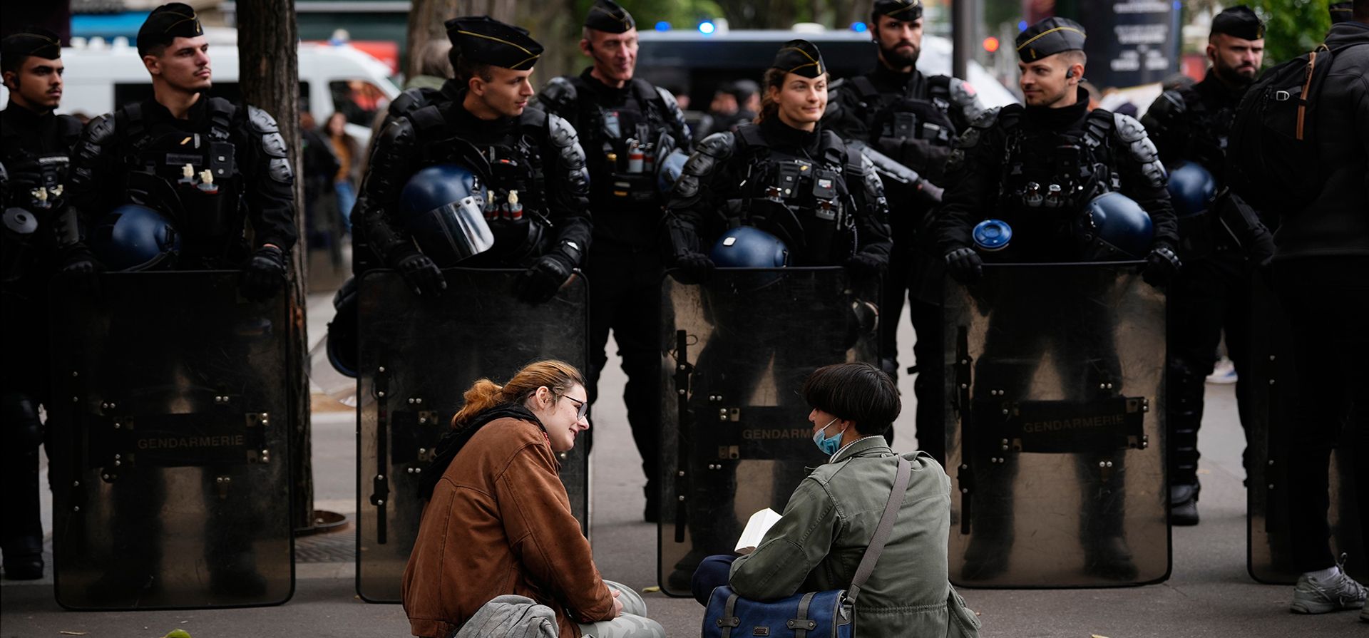 Estudiantes se sientan frente a policías durante una manifestación contra las deficientes condiciones escolares en París, el jueves 22 de octubre de 2026. (Foto AP/Teresa Suarez)