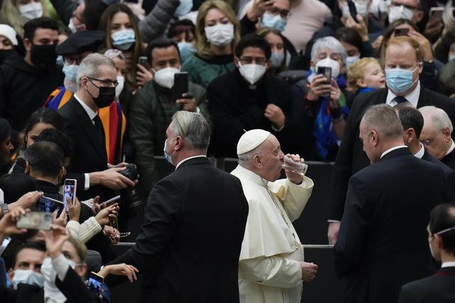 El Papa pidió simplificar los procesos de adopción e instó a las parejas  a tener más hijos