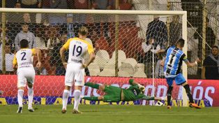 Tocados. Caruzzo (2) y Barbieri (19) sufren el gol de Almagro. Ambos terminaron con lesiones.