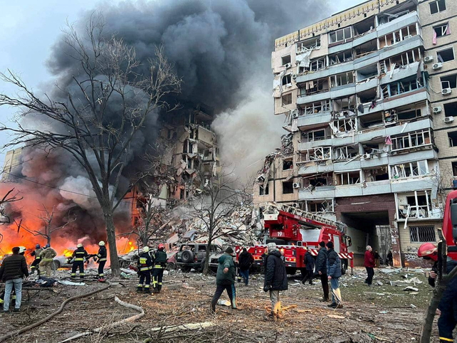 Ucrania: rescatan sobrevivientes y retiran cadáveres del edificio bombardeado por Rusia