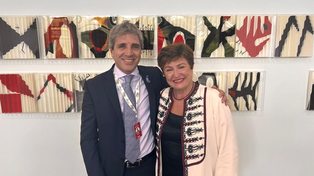 Luis Caputo, ministro de Economía, se aferra a la jefa del Fondo Monetario Internacional, Kristalina Georgieva.