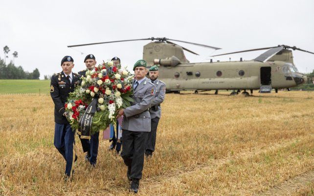 Soldados estadounidenses y alemanes recogen coronas de flores de un helicóptero de transporte Chinook durante un homenaje. El 18 de agosto de 1971, un helicóptero Chinook del ejército de EE.UU. se estrelló cerca de Pegnitz, Alemania, 37 soldados murieron.