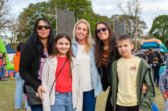 Claudia Gómez, Mía Cesaretti, Viviana Pulli, Tiago Cesaretti y Daniela