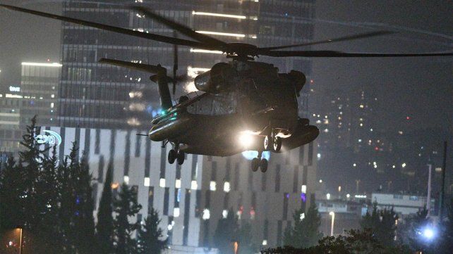 Un helicóptero transporta rehenes liberados de Gaza hacia un hospital