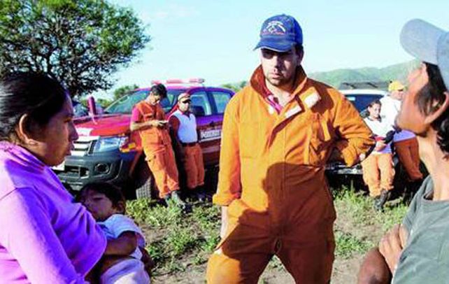 Salvado. El niño en brazos de su madre (izquierda). Se fue de la casa porque su padre no le compraba una bicicleta.