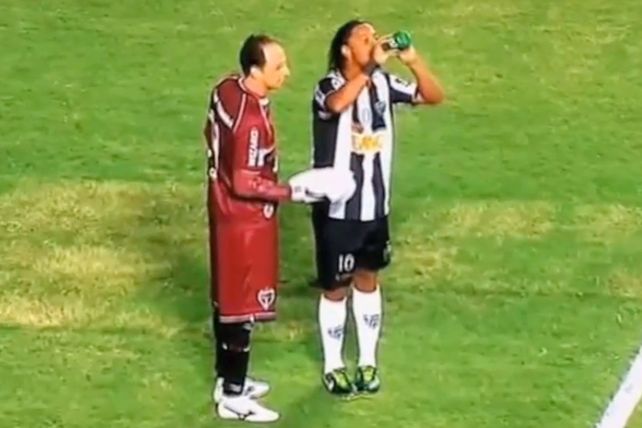 ¿Picardía de Ronaldinho o una jugada desleal?