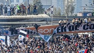 El techo de una de las tribunas del estadio de Colo Colo se derrumbó y hay varios heridos.